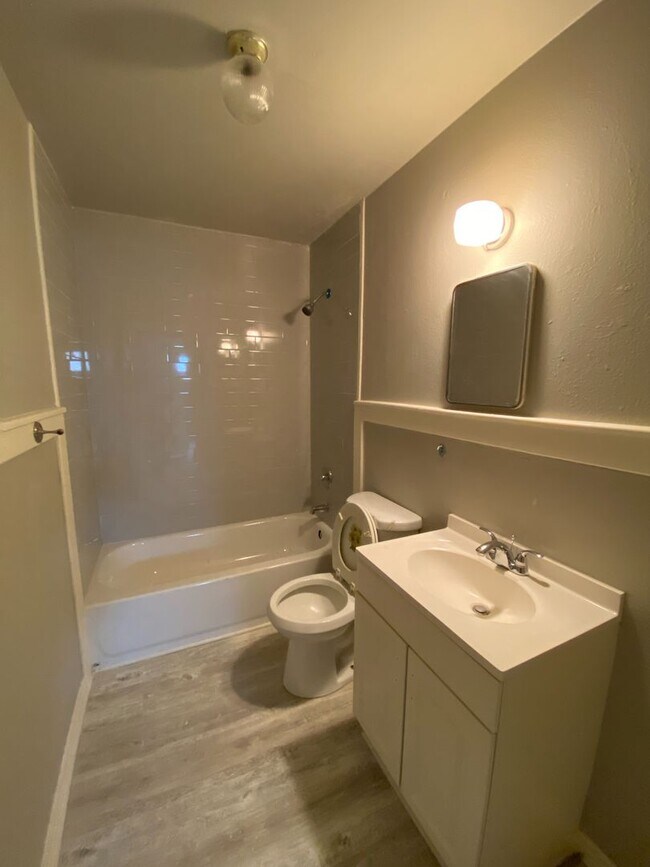 Building Photo - 3 Bed 1 Bath Now Available in east Lubbock