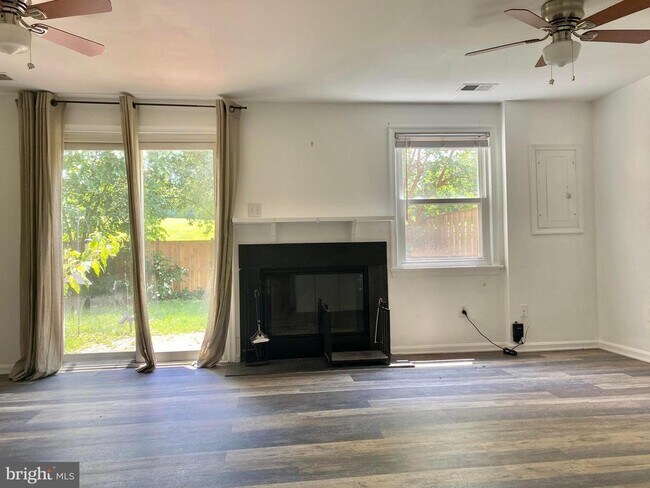 Foto del edificio - 7351 Crestleigh Cir