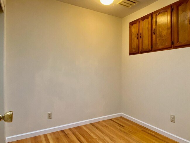 Building Photo - 812 Hermiston Dr