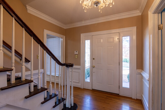 Building Photo - 4135 Knollcrest Cir N