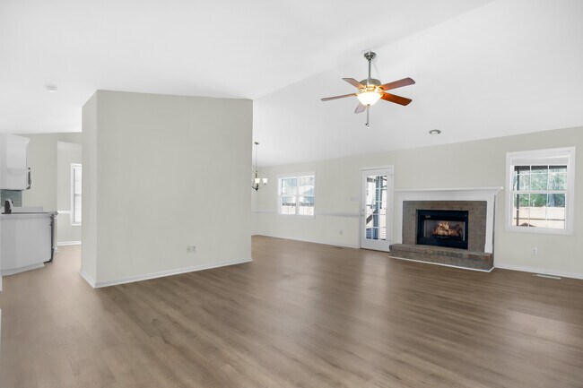 Foto del edificio - 705 E Hightree Ln