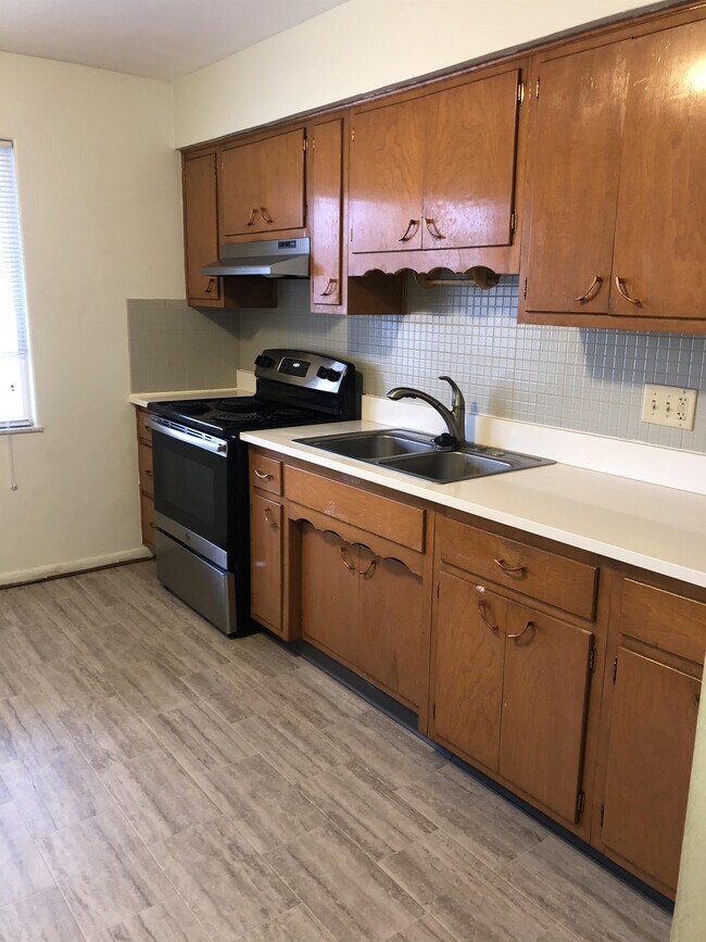 Building Photo - 4835 N Bolton Ave