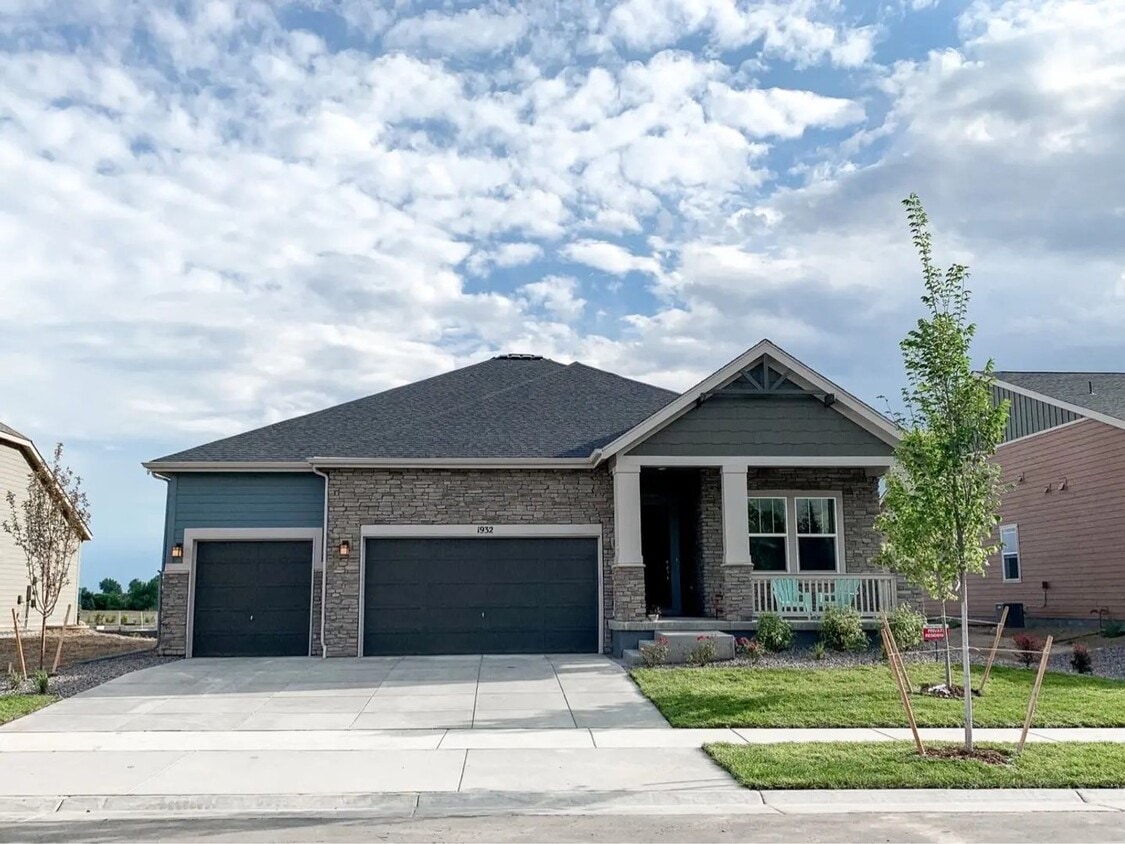 Foto principal - Modern 4-Bed Ranch in Erie with 13-Ft Ceil...