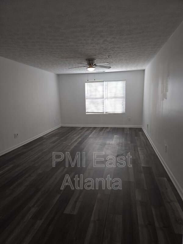 Foto del edificio - 8104 Waldrop Pl