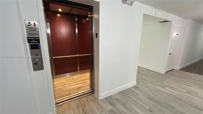 Foto del edificio - 250 NE 20th St