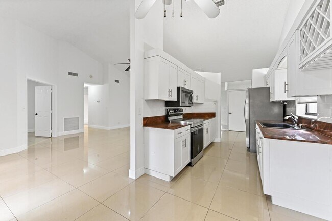 Building Photo - 5421 Helene Cir