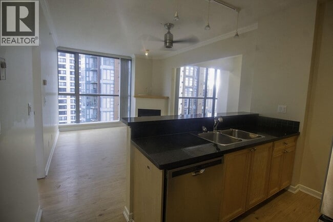 Building Photo - 928 Richards St