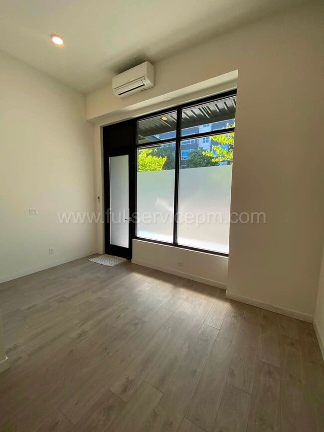 Building Photo - Modern Live/Work Northgate Townhome w/ Rooftop Deck, Luxury Bosch Kitchen & Dual Suites