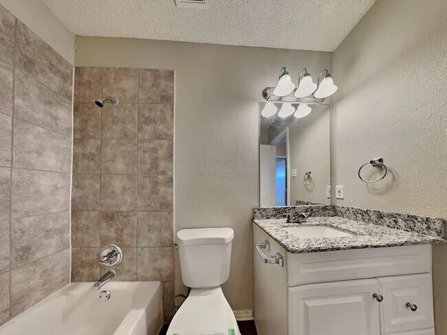 Foto del edificio - 605 Red Coat Ln