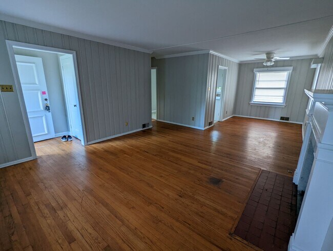 Building Photo - 3 bedroom ranch style home in the heart of...