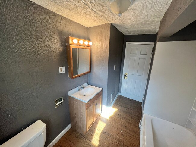 Foto del edificio - 3318 E 128th St