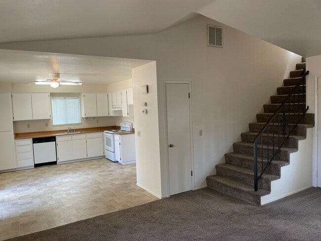 Foto del edificio - 3 Bedroom 2 Bath available this Summer!