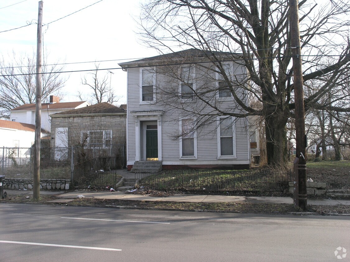Primary Photo - Chestnut Manor