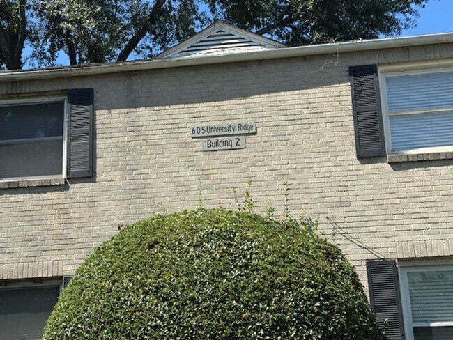Foto del edificio - This adorable two story, 2 BR, 1 BA Condo ...