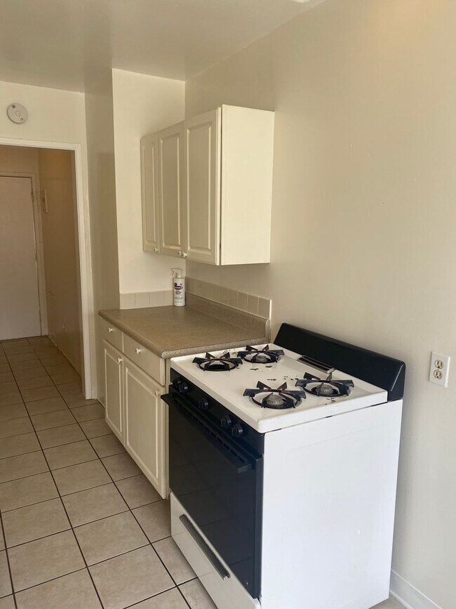 Building Photo - Centrally located 1 bed, 1 bath duplex!