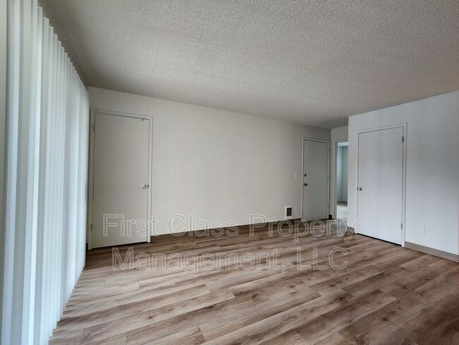 Building Photo - 5704 SW Beaverton Hillsdale Hwy