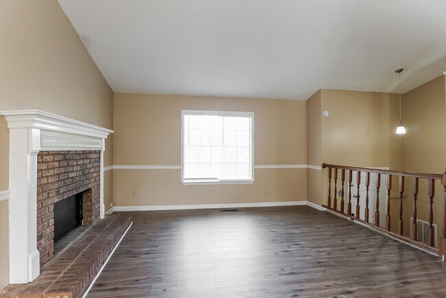 Foto del edificio - 5811 Willow Crest Dr