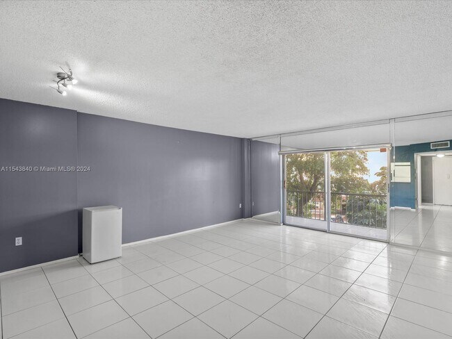 Building Photo - 4172 Inverrary Dr