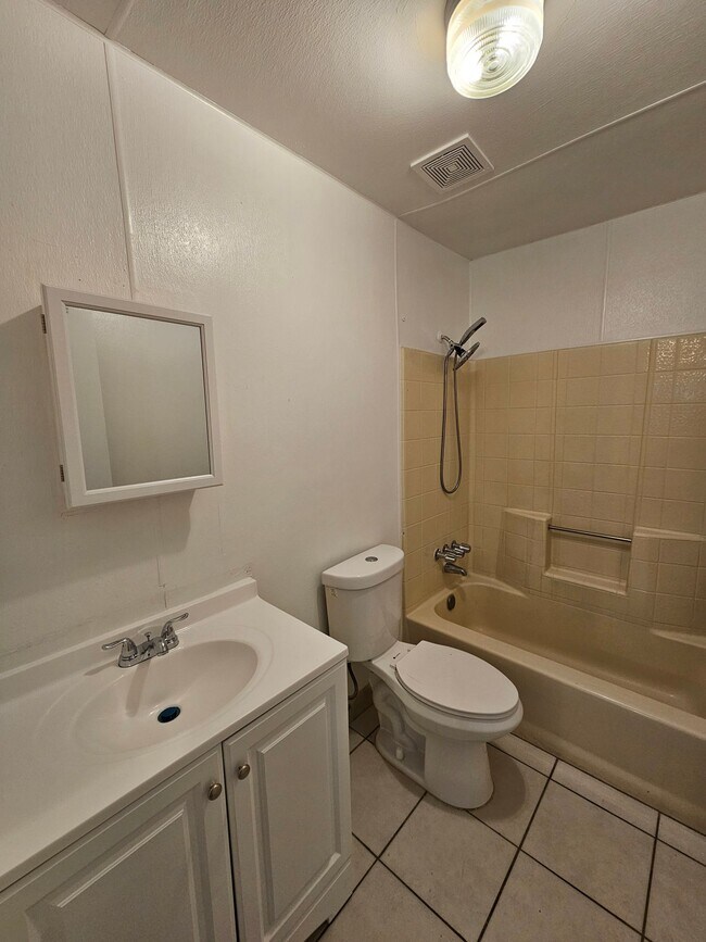 Foto del edificio - Downstairs / 2 bedroom / 1 bathroom unit