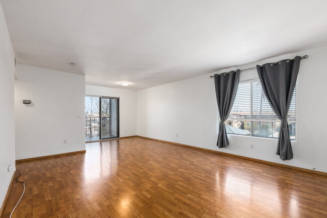 Foto del edificio - 4240 Menlo Ave