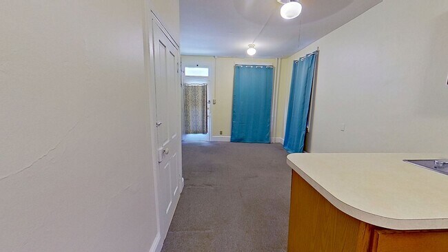 Building Photo - 1st Floor Apartment