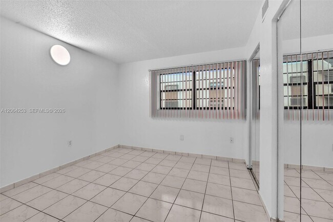 Foto del edificio - 5249 NW 7th St