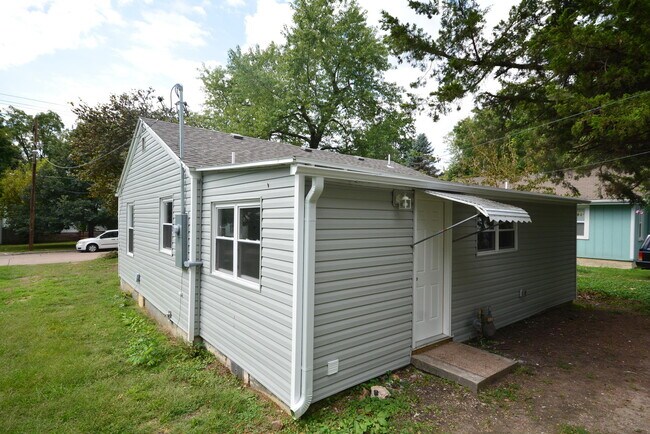 Building Photo - Rent  this AMAZING South East Side Recentl...