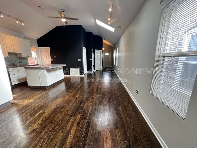 Foto del edificio - 819 N May St