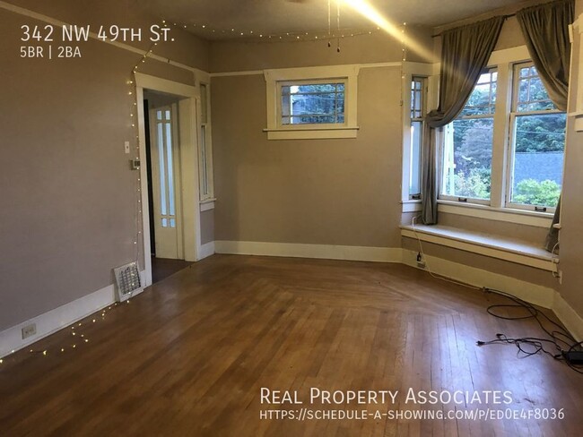 Building Photo - Comfort meets affordability! Spacious 5-be...