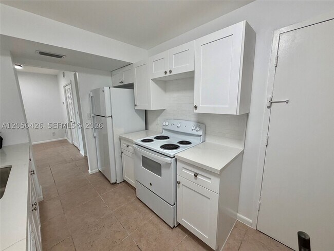 Building Photo - 4400 Hillcrest Dr