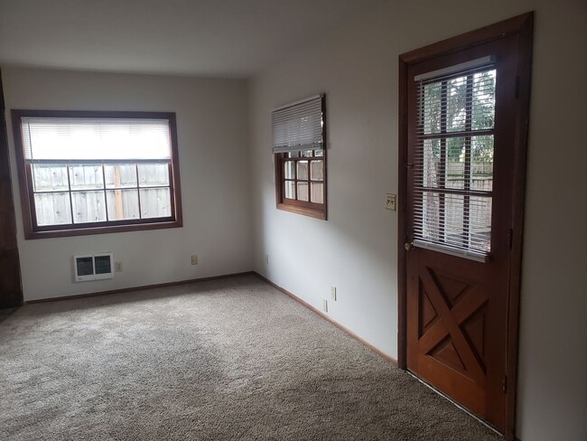 Building Photo - Charming Studio Duplex! rentalsc21.com