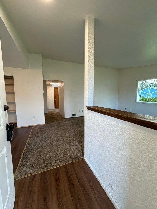 Building Photo - 725 Edelweiss Ln SE