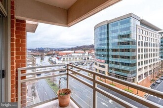 Building Photo - 3600 S Glebe Rd