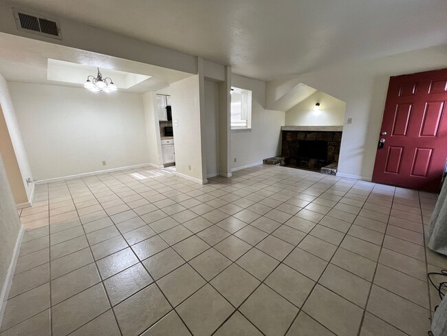 Building Photo - ground floor 1 bedroom condo!