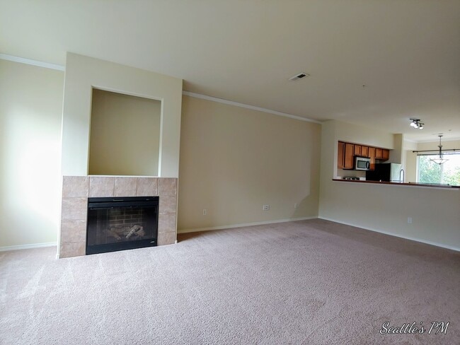 Building Photo - Large 3 Story Townhome with Tandem Garage!