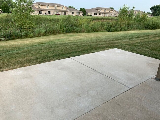 Building Photo - Beautiful 2 bedroom, 1 bathroom Lower Leve...