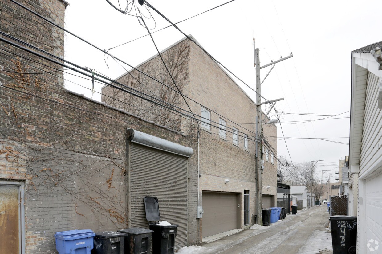 Building Photo - 2436 W Bloomingdale Ave