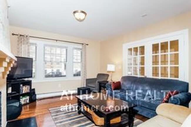 Building Photo - Gorgeous five bedroom apartment