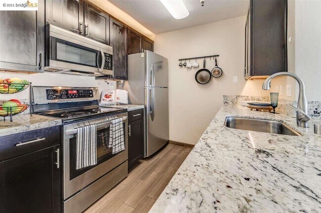 Foto del edificio - 6400 Christie Ave