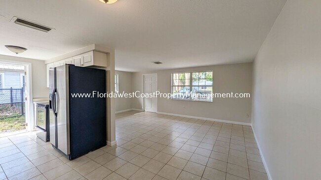 Building Photo - Cute 2 Bedroom/1 Bath Duplex Near Downtown Sarasota