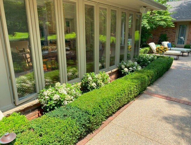 Foto del edificio - 645 Lone Pine Rd