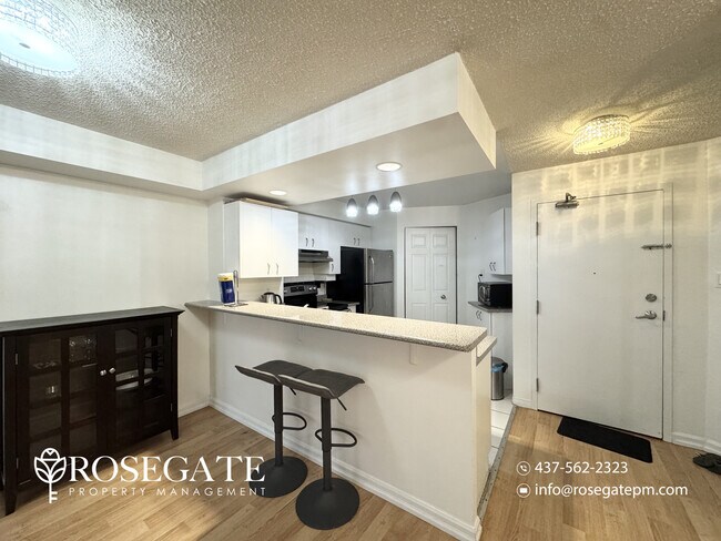 Photo du bâtiment - Pet-Friendly 1-Bedroom Condo with Outdoor Space – Downtown Toronto