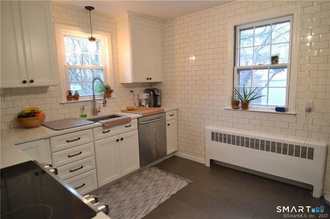 Building Photo - 71 Silvermine Ave