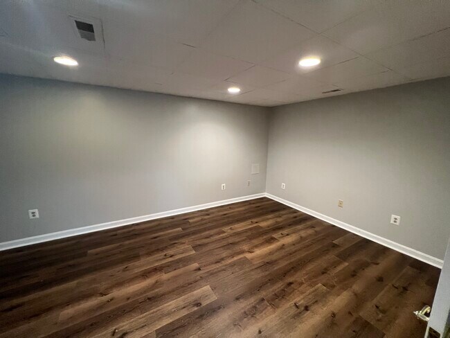 Building Photo - 846 Turf Valley Dr