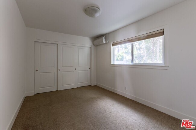 Foto del edificio - 2147 N Beverly Glen Blvd