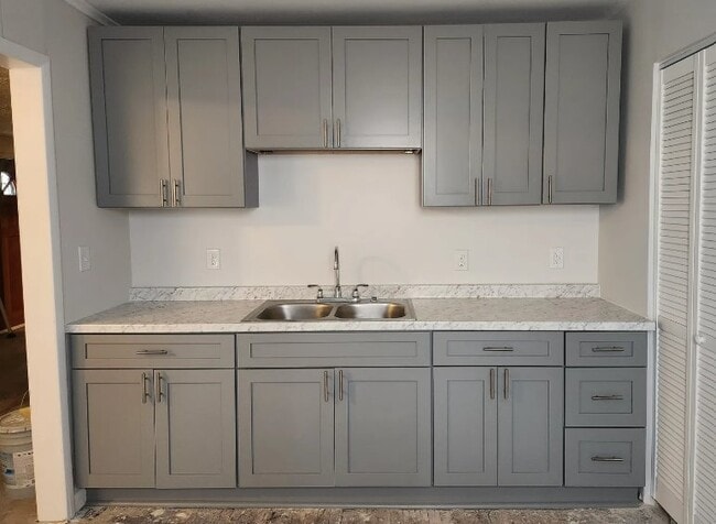 Building Photo - 2811 Parish Ave