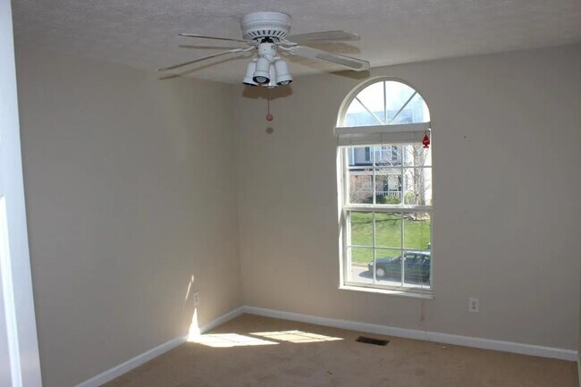 Foto del edificio - 6985 Yellow Oak Ln