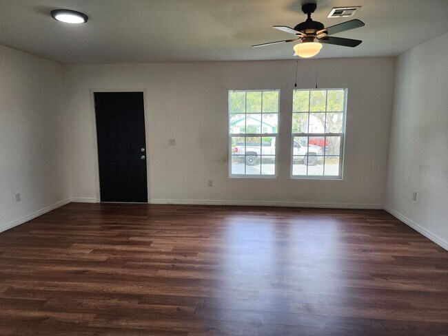 Building Photo - Beautiful Renovated Home in Charming Neigh...