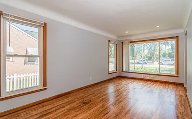 Building Photo - Beautifully updated 3-bedroom, 3-bath Bung...