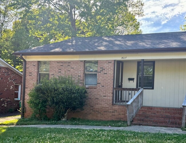 Foto del edificio - Spacious 2 Bed, 1 Bath Minutes from Uptown